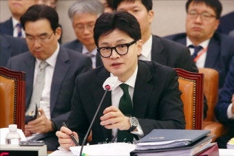 질의에 답변하는 한동훈 법무부 장관
