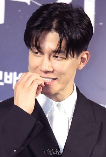 김무열 '하이쿠키' 먹는 포즈