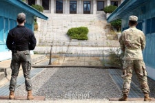 북한군 JSA 권총 무장 맞조치…유엔사 판문점 근무자 재무장
