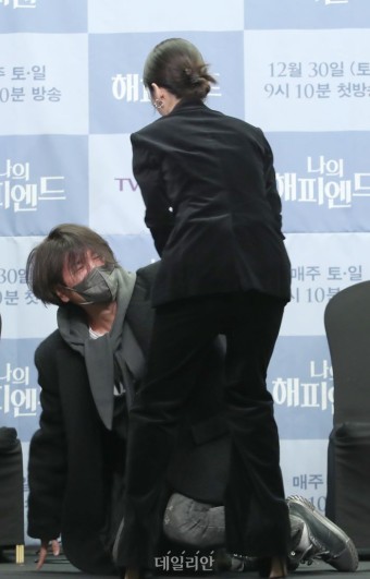동료 넘어지자 달려온 장나라