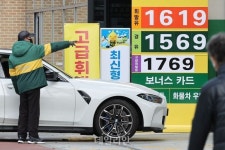 주유소 기름값 11주 연속 내림세…넉 달만에 1500원대 진입