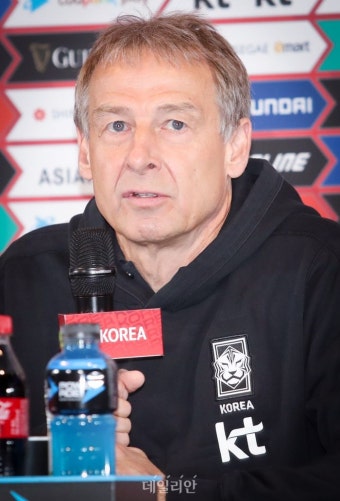 질문에 답하는 위르겐 클린스만 감독
