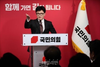 '민경우 사퇴하라'던 민주당, 사퇴해도 