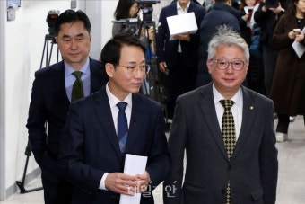 탈당 기자회견 입장하는 김종민·이원욱·조응천