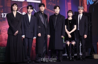 포즈 취하는 '킬러들의 쇼핑몰' 출연진