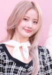 벨 미소를 머금고