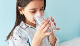 중부지방 미세먼지 나쁨…목 칼칼한데 인후통 완화하는 물 온도는?