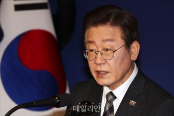 '피습사건' 재소환 된 신년회견…이재명, '총선비전' 알맹이 없었다