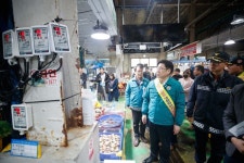 오병권 경기도부지사, 화성 궁평항 도선·수산시장 안전 점검