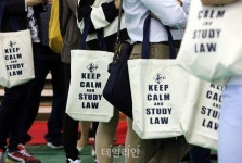 당신 손에 들린 에코백, 최소 ‘이만큼’ 써야 환경에 도움[친환경의 역설③]