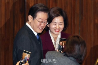 기념촬영하는 이재명-이수진