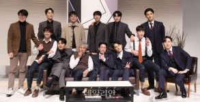 포즈 취하는 연극 아트 제작진