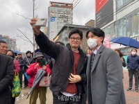 [르포] 누가 왔대요? 한동훈이라니까!…비 젖은 청주 달군 한동훈