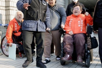 ‘경찰 폭행 혐의’ 전장연 활동가 구속영장 기각…法 