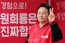 시민들에게 지지 호소하는 원희룡 국민의힘 인천 계양을 후보
