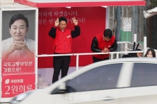 [현장] 출근길 명룡대전…이재명 악수 원희룡 90도 인사로 유권자 스킨십
