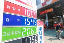 치솟는 유가에 ‘유류세 인하’ 9번째 연장 가닥…재정부담 우려