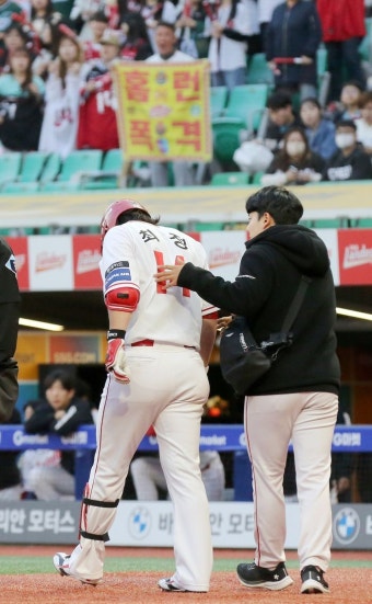 최정 신기록 일단 스톱, 갈비뼈 미세 골절