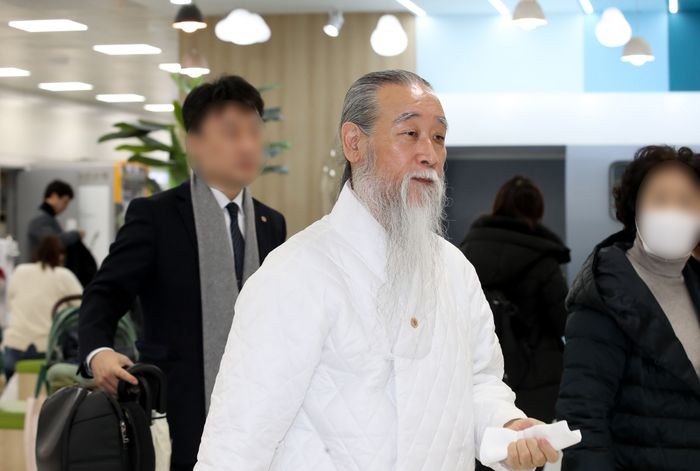하늘이 내린 대통령 윤석열, 역술인 천공의 예언통해 3개월내 상황 변할 것