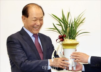 취임 축하 난 전달 받는 황우여 국민의힘 비대위원장