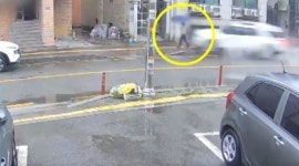 보도로 달려든 차량에 50대女 사망…운전자는 급발진 주장