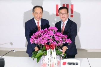 윤석열 대통령 축하 화분 전달받는 추경호 신임 원내대표