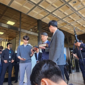 '명품백 의혹' 최재영 검찰 출석…