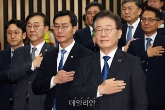국민의례하는 이재명 민주당 대표