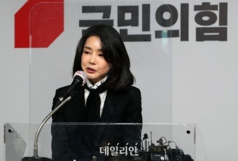 '김건희 여사 명품백' 구매 이명수 기자…검찰 조사 9시간 만에 귀가