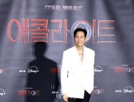 '애콜라이트' 이정재, 환한 미소로