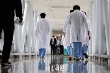 또 행정처분 철회…의사한테 질질 끌려다니는 정부