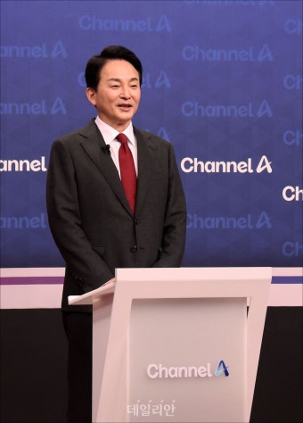방송토론 준비중인 원희룡 국민의힘 당대표 후보