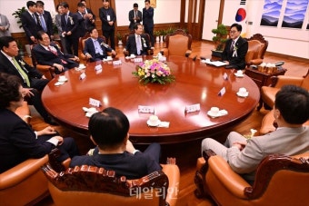제헌절 경축식 사전환담 갖는 내빈들