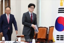 밝게 웃으며 최고위원회의 참석하는 한동훈 국민의힘 대표