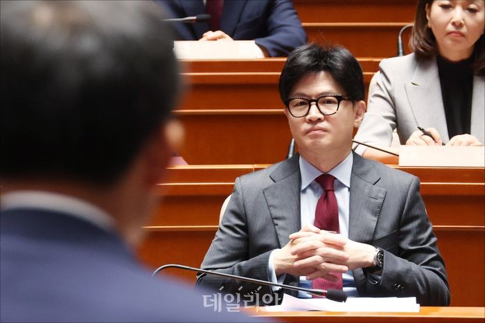 한동훈 대표, 정년연장·제도개혁 발언에 논란…국회 토론회 참석 및 가정 비난 확산