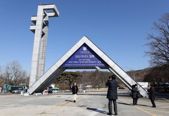 서울대학교 발전재단, 서울대생 가족임을 나타내는 차량 스티커 논란