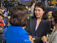 당원들과 인사 나누는 이재명 후보 부인 김혜경 여사