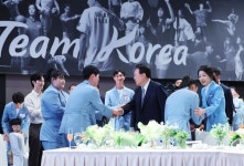 뉴진스 공연에 김 여사 고른 스테이크까지…알찼던 파리올림픽 영웅 격려 만찬