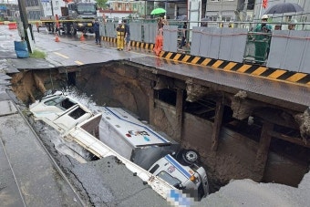 부산 200mm 폭우에 대형 싱크홀 발생…화물차 2대 추락