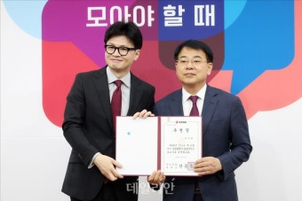 윤일현 부산 금정구청장 후보에게 추천장 전달하는 한동훈 대표