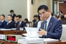 국감 자료 살펴보는 김용현 국방부 장관