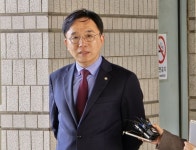 정철승 변호사, '후배 성추행 혐의' 징역 1년…