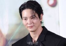 주원 옅은 미소
