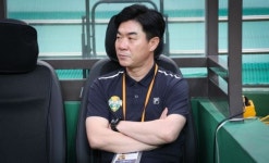 ‘준우승’ 강원FC, 윤정환 감독 재계약 불발…김병지 대표 “예산와 예우 사이 깊은 고민”