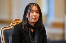 한강 “2024년 계엄, 큰 충격…사람들의 진심과 용기 느꼈다”