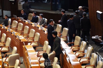 윤석열 대통령 탄핵안 상정되자 본회의장 떠나는 국민의힘