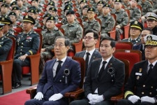한 총리 6·25 전사자 영전에 머리 숙여, 삼가 명복을 빈다