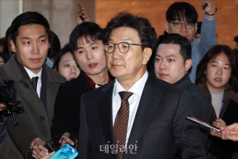 탄핵 표결 전 국민의힘 비공개 의총 참석하는 권성동 원내대표