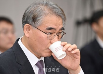 물 마시는 조한창 헌법재판관 후보자
