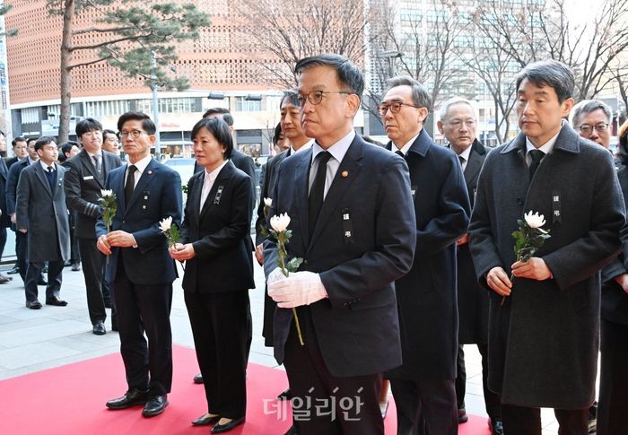 한국 최상목 대통령 권한대행, 중국 AI 딥시크 보안 우려에 대응! 20일 AI 전문가들과 회동 계획.